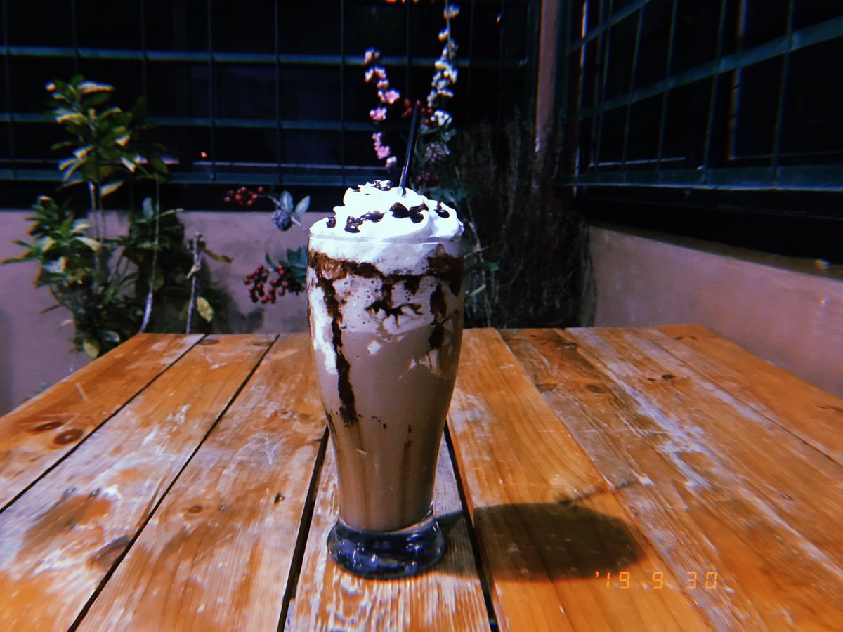 everydaygraphy's tweet photo. Of frappes, close friends and deep conversations. https://t.co/G7oX5CwnSR