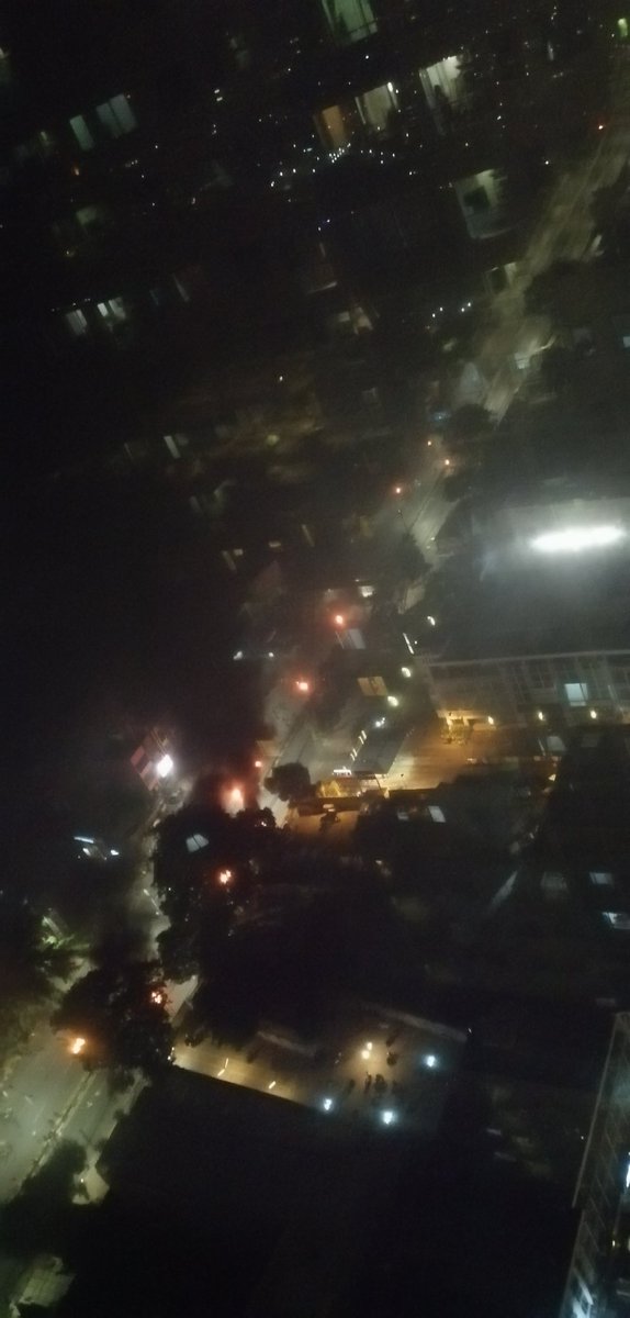 Sdh mau jam 11, massa vs polisi masih tarik ulur