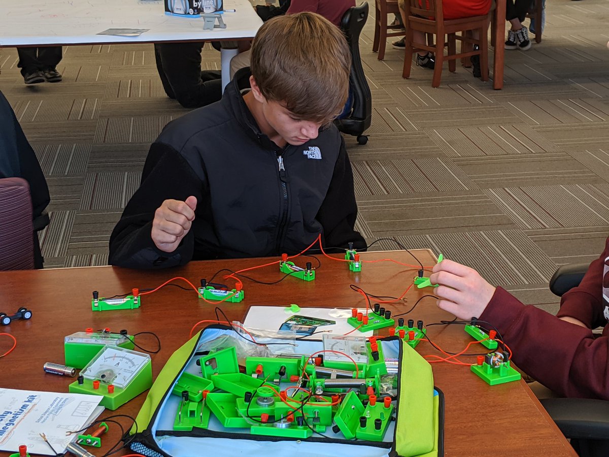 Newark_Schools's tweet image. Showing off the Innovation Center at @NewarkHighCats to our guests from @ESConsortium