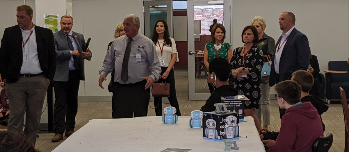 Newark_Schools's tweet image. Showing off the Innovation Center at @NewarkHighCats to our guests from @ESConsortium