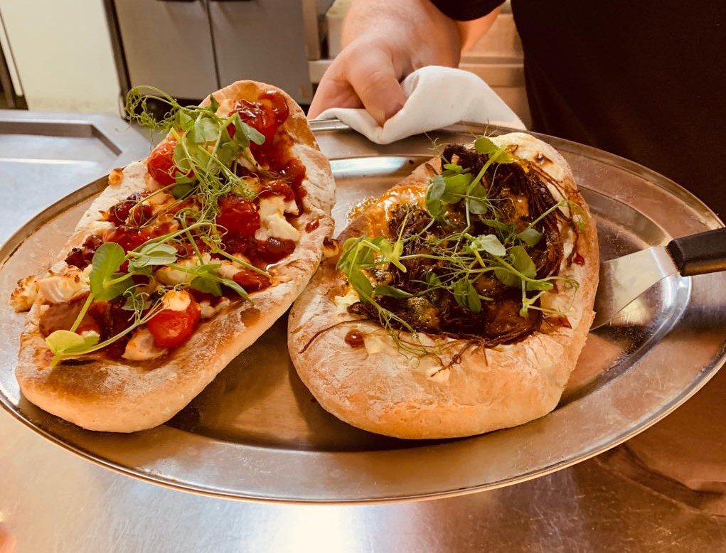Who doesn't like a flatbread?! Today & every Tuesday enjoy 2 for 1 on all of our delicious flatbreads; served with skin-on fries and a house salad.

#flatbread #flatbreadtuesdays #Chester #2for1 #Tuesdaydeals #Chesterdeals #ChesterPub #HappyTuesday
