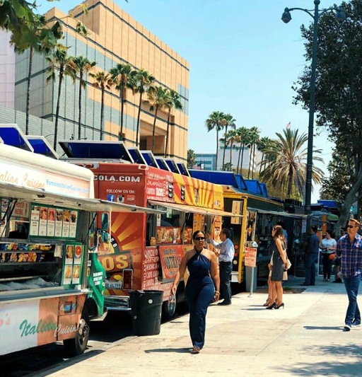 When life gives you Monday.. enjoy it!🌴🍜💕 Swing by #MiracleMileFoodTrucks lunch by 
#LACMA: <a href="/Hungrybellythai/">Hungry Belly Thai</a> <a href="/KalamakiL/">KalamakiGreekLA</a> <a href="/BOLLYWOOD_BITES/">BOLLYWOOD BITES</a> @banhmiinla <a href="/ptcow/">primetimecuisine</a> <a href="/boba_ni_taco/">Boba Nì Taco</a> Kuushi 📍5900 Wilshire 11am-3pm!
Order ahead:
bestfoodtrucks.com/lacma
