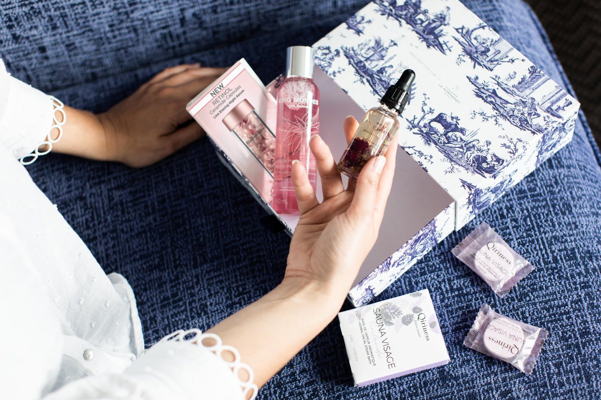 Ce mois-ci la box se transforme en coffrets à trésors recouvert d’une jolie toile de jouy romantique en collaboration avec le mythique Hôtel <a href="/ClubBarriere/">Le Club Barrière Paris 104 Champs-Elysées</a> le Normandy de Deauville ! Découvrez à l’intérieur votre routine digne d’un spa...