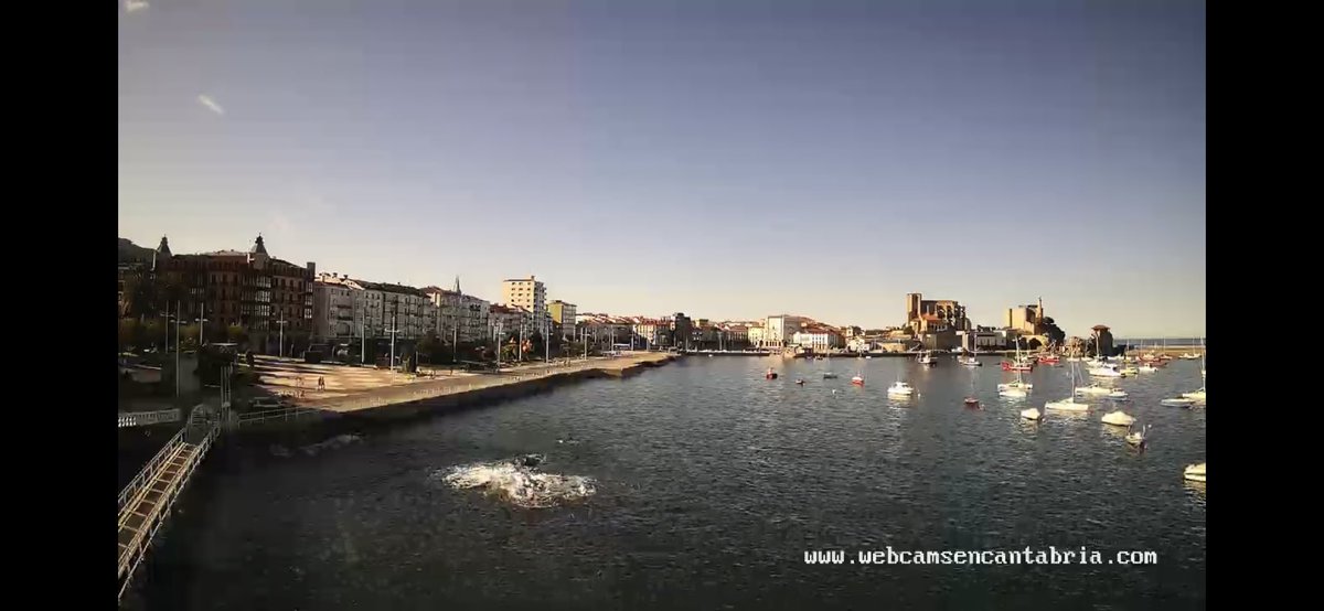 WebcamCantabria's tweet photo. Con las #MareasVivas nos encontramos la #PlayaSinArena, parece que #ElChiringuitoFlota y en el frente marítimo tenemos tan solo #1mDeAltura
En directo haciendo click en https://t.co/FdXLBqlom4 #Pleamar #CastroUrdiales #WebcamsEnDirecto #ComparteCantabria https://t.co/nQUiJ5W9LE