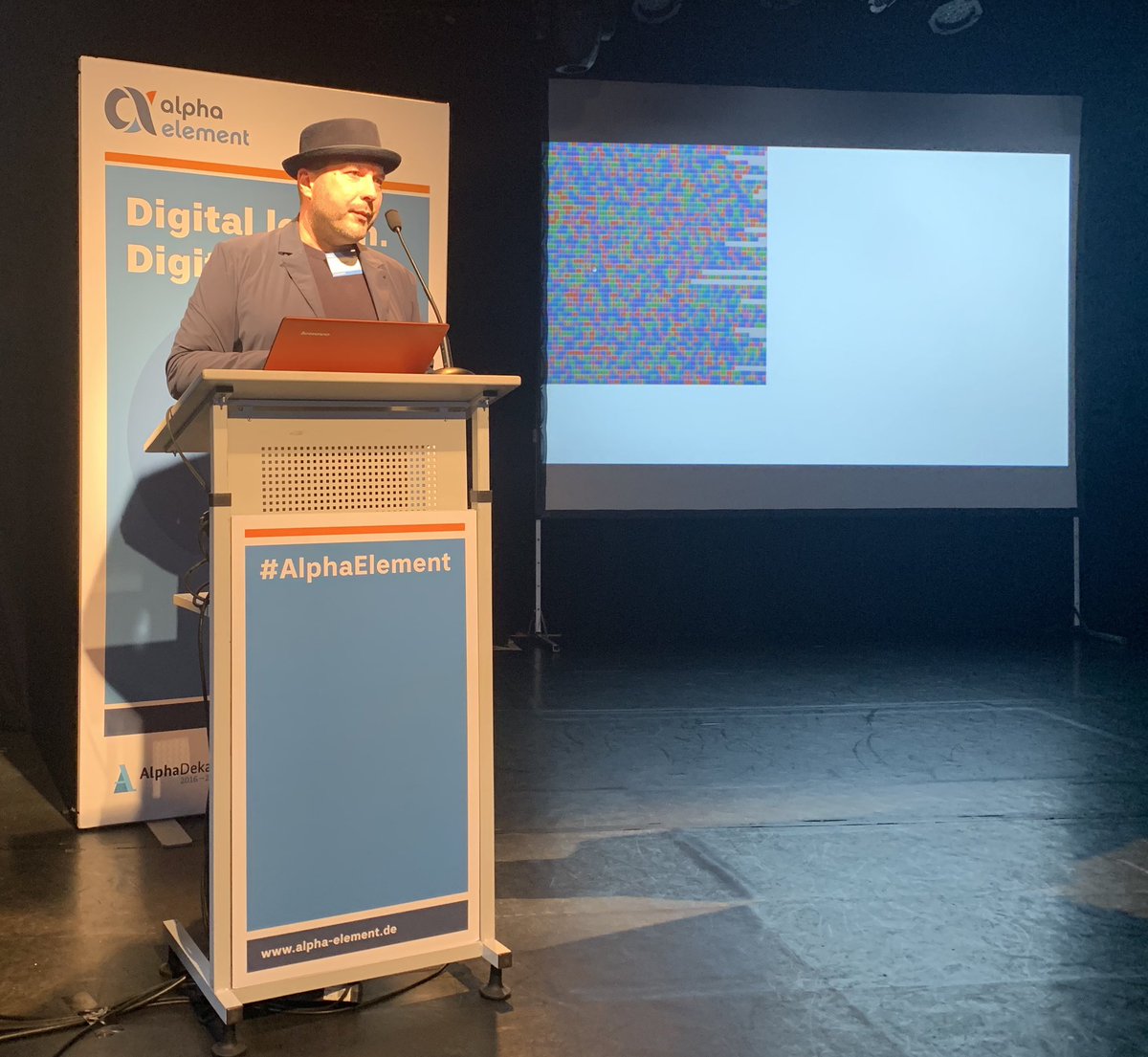 Wapoid's tweet photo. Das ist @Thinius, also so genetisch gesehen... #dialogforum #AlphaElement https://t.co/tFOSJKNDoZ