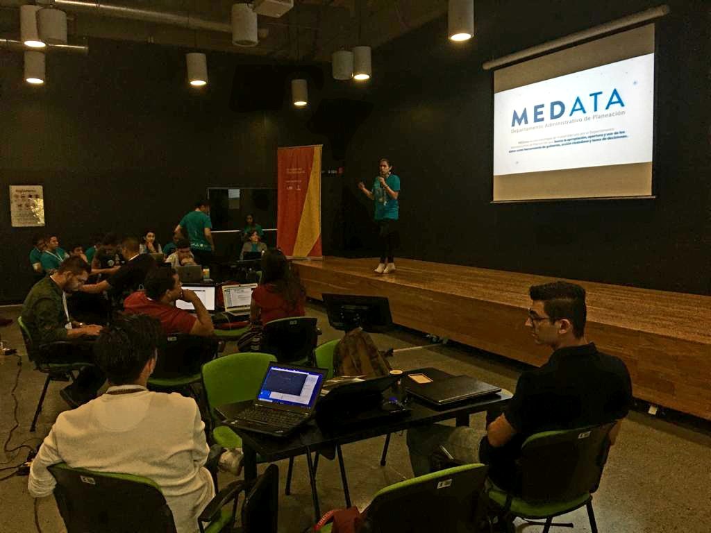 EliMontData's tweet photo. 3 días en #Apithon2019 con @Bancolombia, solucionando  problemáticas de Movilidad  Activa usando los datos públicos de #MEData y Encicla @AlcaldiadeMed @Areametropol @Ruta_N https://t.co/1nYK2rlQpj