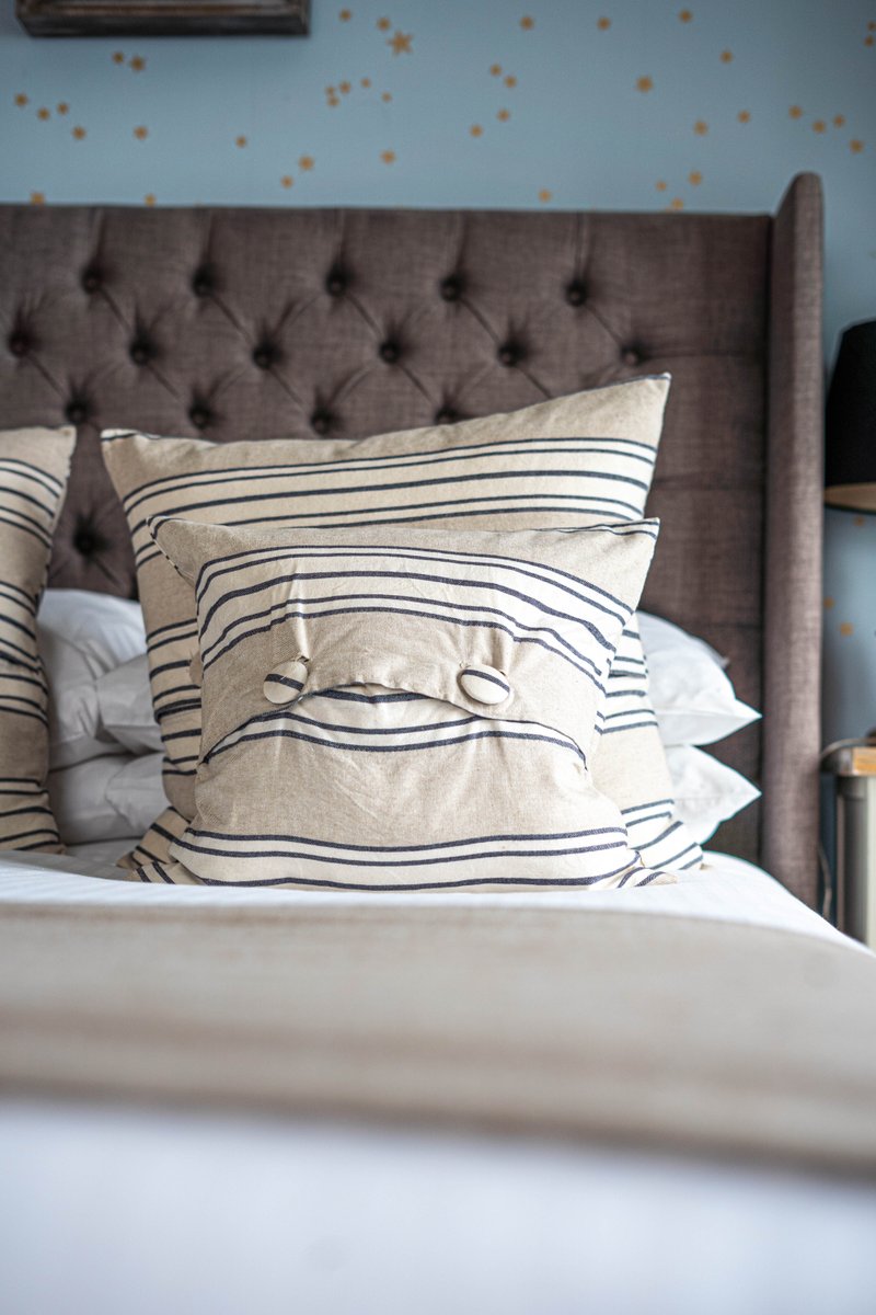 StargazyinnStay's tweet photo. Nine beautiful bedrooms. Egyptian cotton sheets, plump pillows. Pure comfort. Visiting Cornwall this autumn? Stay with us at Stargazy Inn. https://t.co/9xAmyspNmp