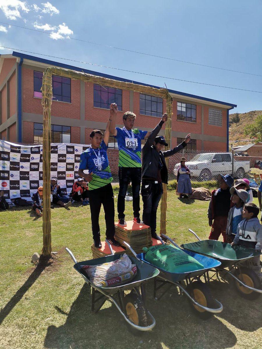 AmbienteyAgua's tweet photo. 🚣♀️🚣♂️Gran acogida a la maratón 10k y 30k Ruta Señor de los Patos por Nuestro #LagoTiticaca 🏃♂️🏃♀️organizado por la #UGCK dependiente del #MMAyA, concluyó con la feria artesanal en Puerto Pérez. El viceministro #BraulioHuaylla fue partícipe de la competencia
#CuidemosElLagoTiticaca https://t.co/2Qds7W7iEY