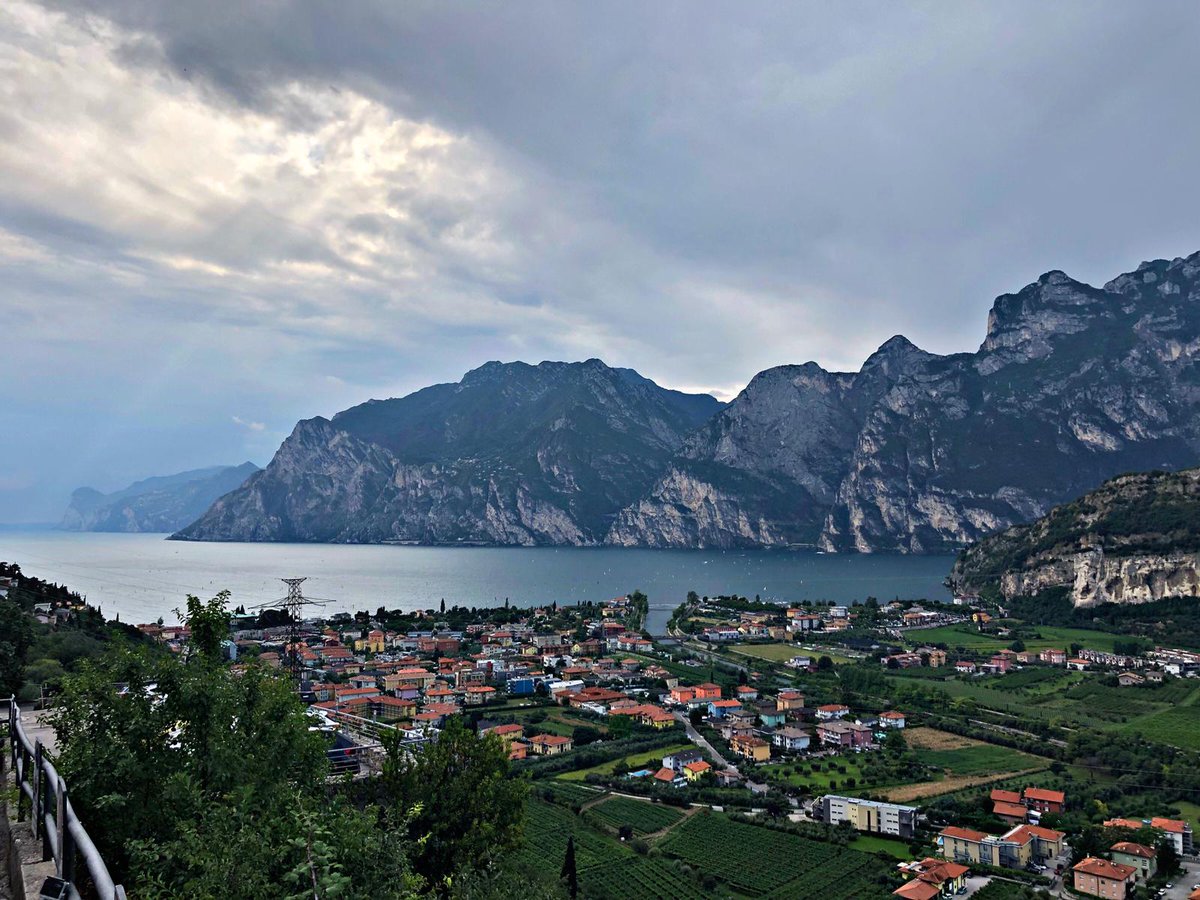 TUIDeutschland's tweet image. TUI Bloggerin Anni zeigt euch auf dem #TUIBlog, wie schön es sein kann, #Südtirol ⛰️ – von Meran bis zum Gardasee – per Drahtesel 🚲 zu erkunden und beweist, dass man dafür keine Sportskanone sein muss... 😅➡️ tui.com/short/HdFgY