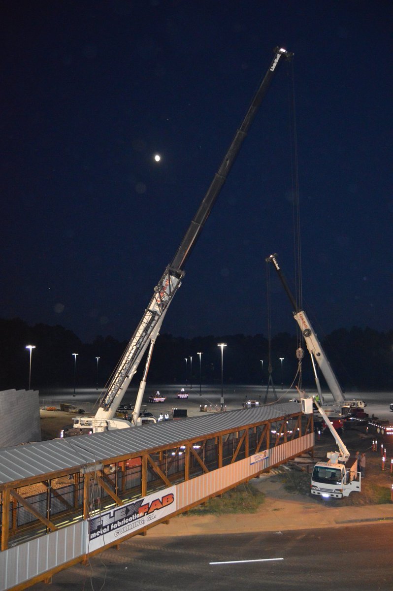 PhoenixCrane1's tweet photo. Awesome photos from #OperatorAdam earlier this month, during a highly coordinated effort to raise the new Cumming Fairgrounds pedestrian bridge.  Just in time for the fair this Thursday!  🎪🎢🎡🚧c https://t.co/g5yytqpiSR