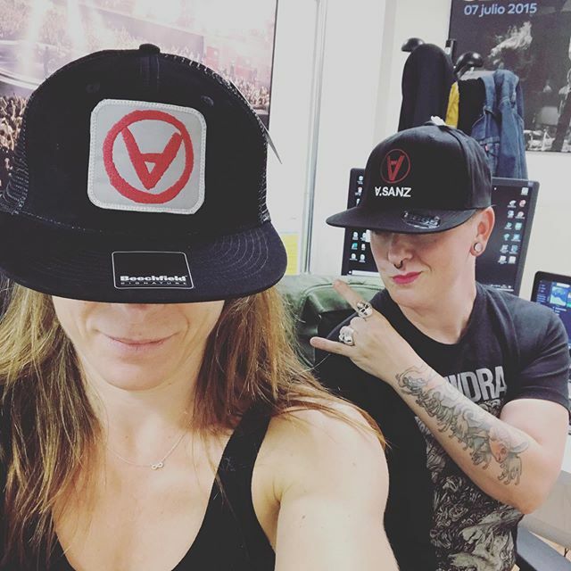 Ya tenemos online las gorras de <a href="/alejandrosanz/">Alejandro Sanz</a> 🕺.
•
•
•
#lagira
#merchandising
#alejandrosanz ift.tt/2mZ048X