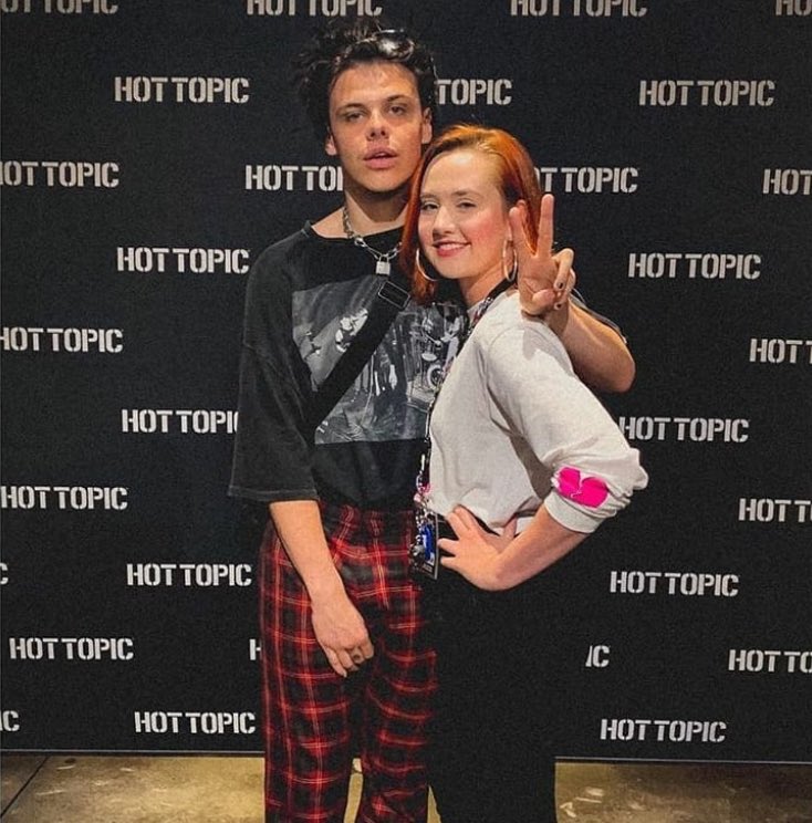 YUNGBLUD SPAIN on X: "Dom meeting fans at the Hot Topic M&G in Nashville, TN | Dom conociendo fans en el Hot Topic M&G en Nashville, TN @yungblud #YungbludComeToSpain #SpainNeedsYungblud https://t.co/kgWmCAQjCM" /