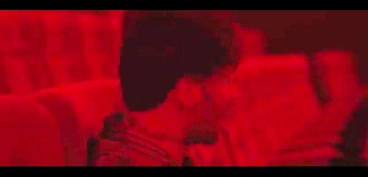 OttaSSat8's tweet image. #FabrizioMoro videoclip #PerMe
💔💘💞
"E le canzoni scritte per campare,
Amori grandissimi e mai un altare"

(Immagini dal videoclip del verso citato rese più chiare)

💘💘💔💔

561.000 visualizzazioni su YouTube YouTube giorno 18
💪💪