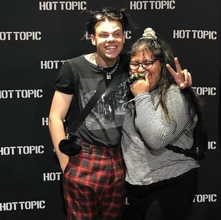 YUNGBLUD SPAIN on X: "Dom meeting fans at the Hot Topic M&G in Nashville, TN | Dom conociendo fans en el Hot Topic M&G en Nashville, TN @yungblud #YungbludComeToSpain #SpainNeedsYungblud https://t.co/Nt3jDB06Rh" /