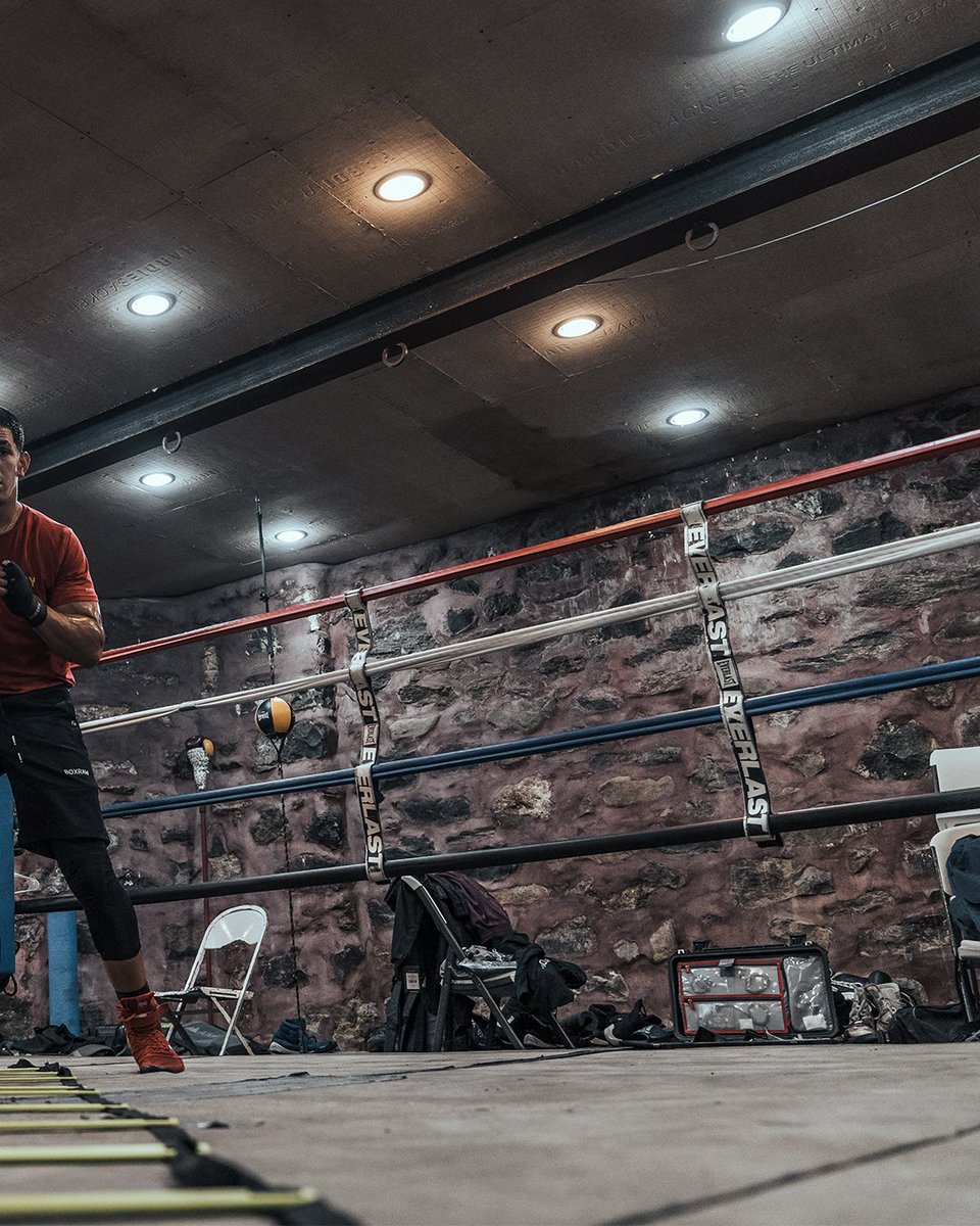 BOXRAW's tweet photo. Solely focusing on what's in front of you will keep you stagnant. Focusing on the bigger picture will keep you moving. 🥊
#wedontplayboxing
#boxraw https://t.co/Uxv7wPYlTK