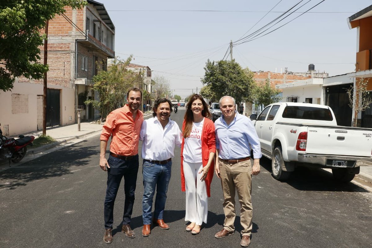 PrensaBettina's tweet photo. Acompañamos a @GustavoSaenzOK en un recorrido de obras que le van a cambiar la vida a cientos de familias de la zona sudeste de la Capital.

#BettinaIntendenta
#Lista703 https://t.co/T1ngv24cq7