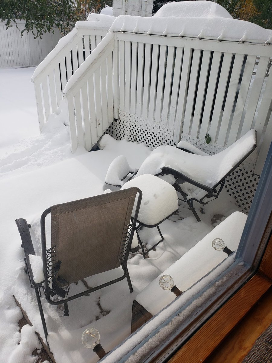 sharonedensmith's tweet photo. @Newdawnnewday12 Thank you for ReTweets. Care to join me #outside in the #chaiselounges on this fine #autumn #day in #calgary, #alberta, #canada? 😏 Haha! https://t.co/DDGuYdLGfP