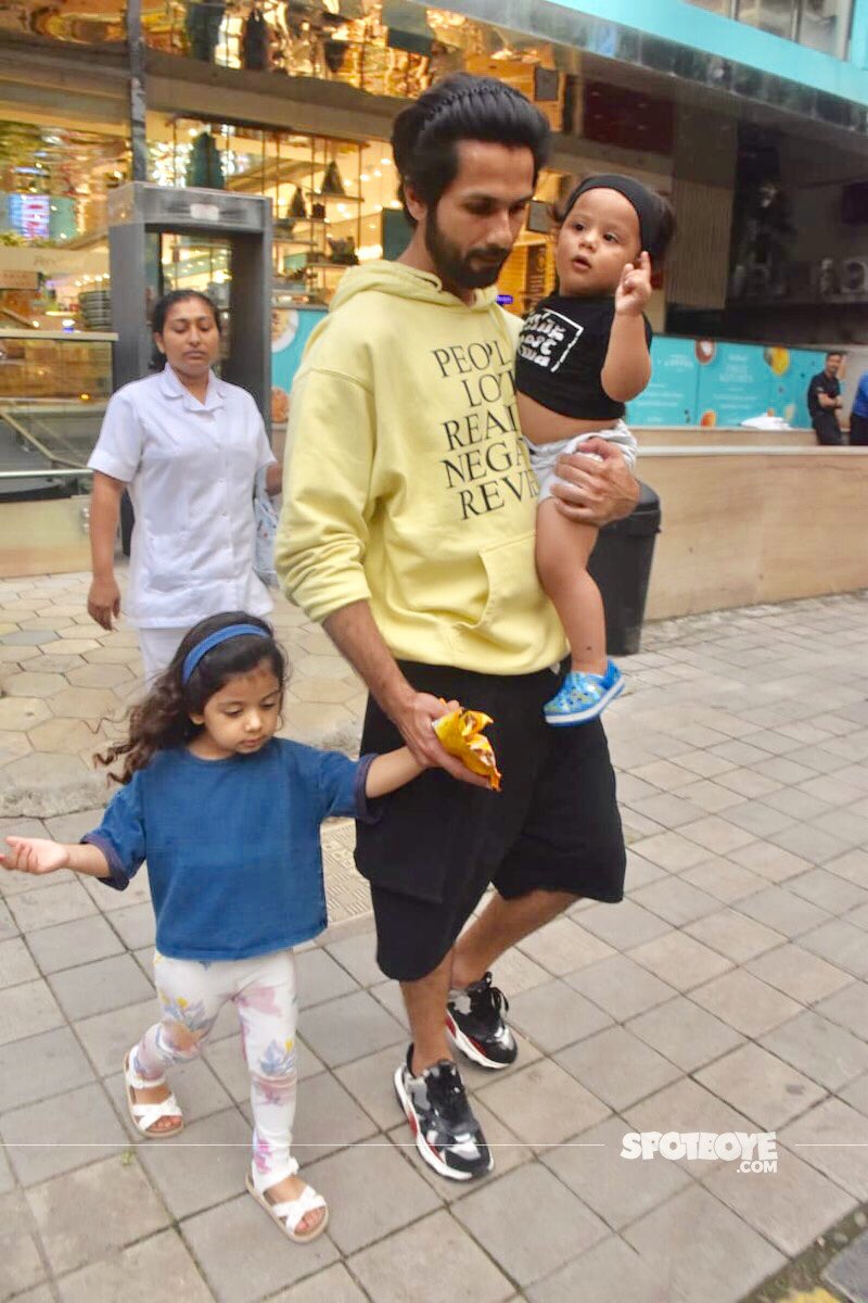 HD PICS - @shahidkapoor fulfills daddy duties, snapped on a day out with kids #MishaKapoor & #ZainKapoor ❤️❤️😍 
spotboye.com/photos/photo-g…