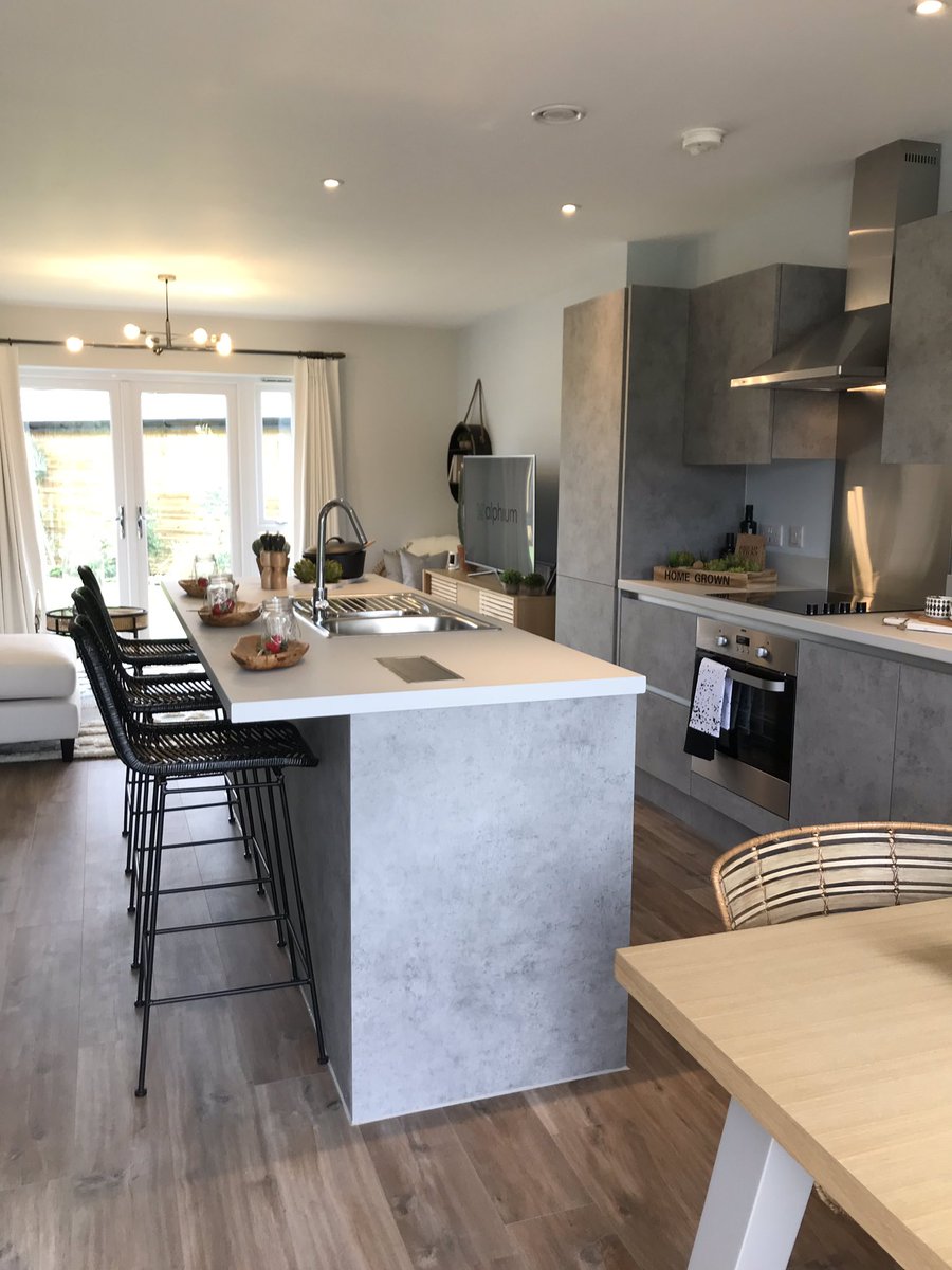 ORourke_NOR's tweet image. Loving the new show homes at Woodgate, Pease Pottage. @Thakeham @radiangroup #jointventure