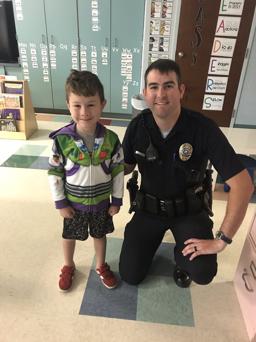 SteadmanWhitney's tweet photo. Ms. Steadman’s class had a special guest this morning! @KCS_Johnson @KCS_District https://t.co/aoSzB50RDa