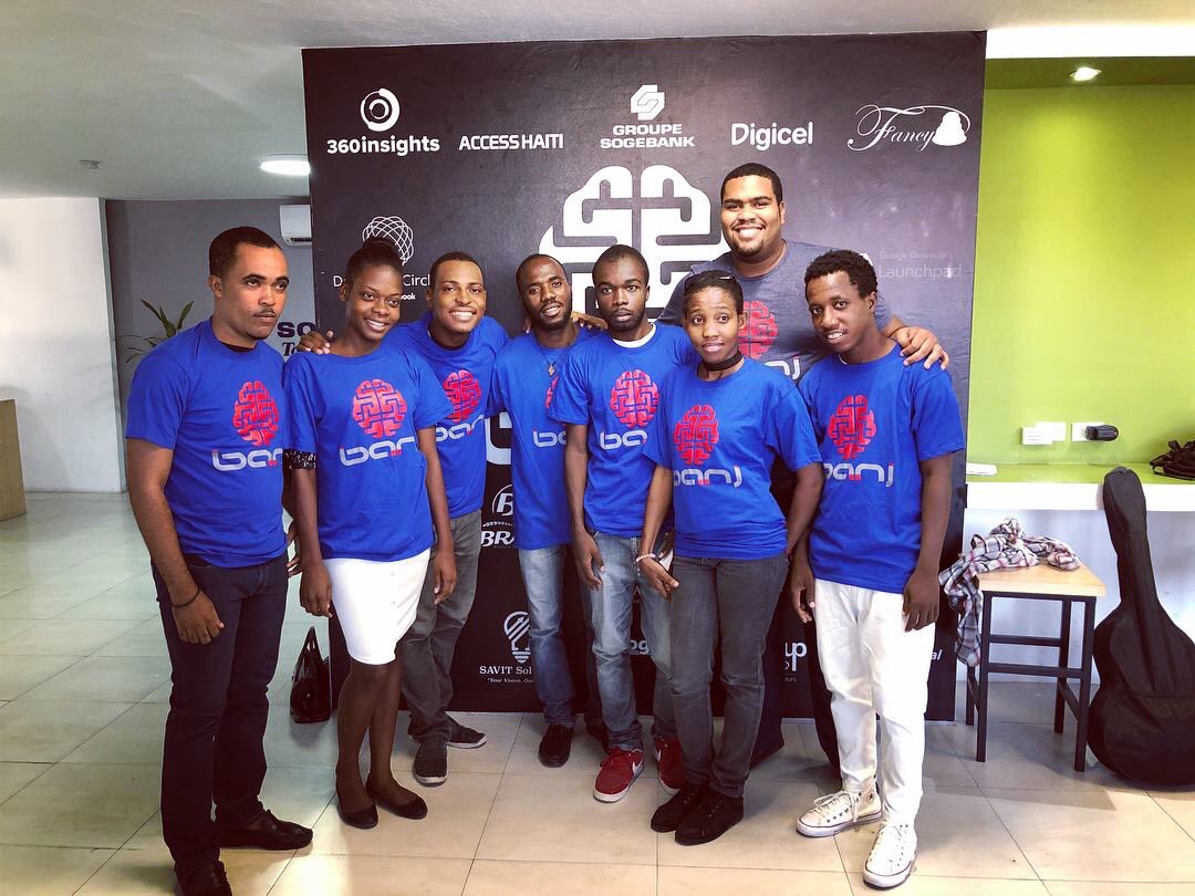 marcalainb's tweet photo. Kek jenn (kek ki minè tou - nou rele yo lil banj) pifo soti site solèy ki te konn vin pase jounen nan Banj pou dekouvri teknoloji, pale ak devlopè e jwenn enspirasyon nan lokal la. 😩 https://t.co/bwp4JSPcHJ