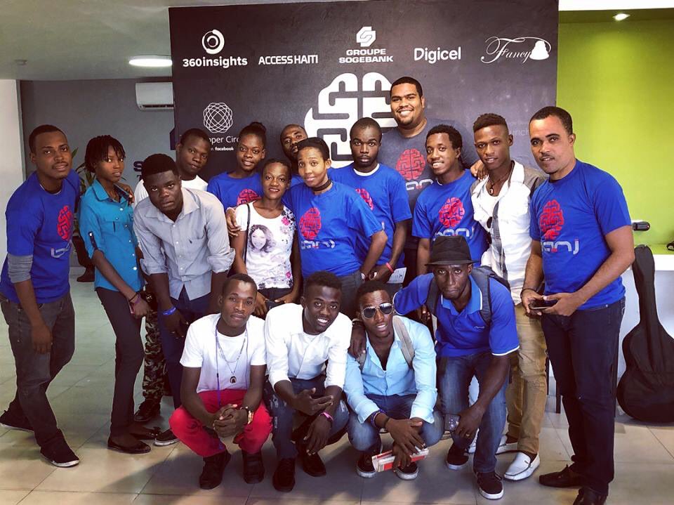 marcalainb's tweet photo. Kek jenn (kek ki minè tou - nou rele yo lil banj) pifo soti site solèy ki te konn vin pase jounen nan Banj pou dekouvri teknoloji, pale ak devlopè e jwenn enspirasyon nan lokal la. 😩 https://t.co/bwp4JSPcHJ
