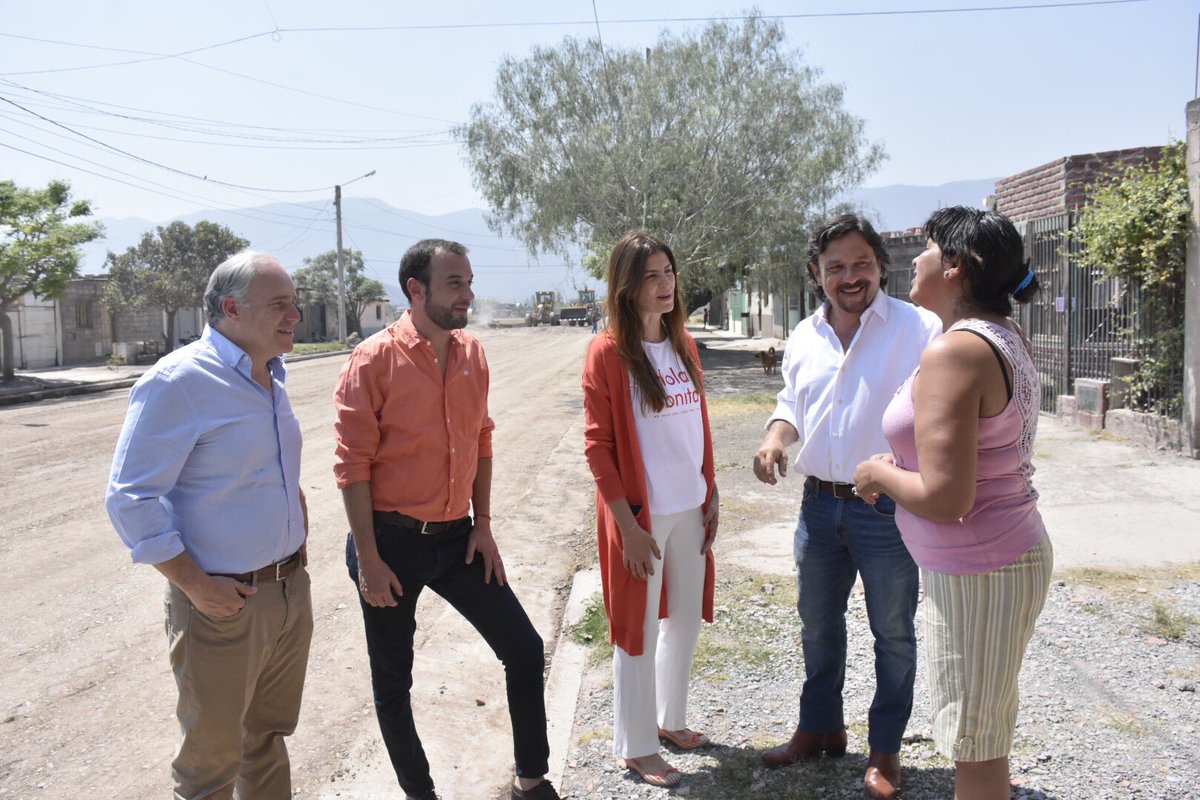 GustavoSaenzOK's tweet photo. Con @RomeroBettina, @matiascanepa y @DARIOMADILE recorrimos el avance de obras de pavimentación en distintos barrios de la ciudad. Trabajamos sin descanso para mejorar la calidad de vida de cada uno de los salteños. https://t.co/qfsuuRXWdh