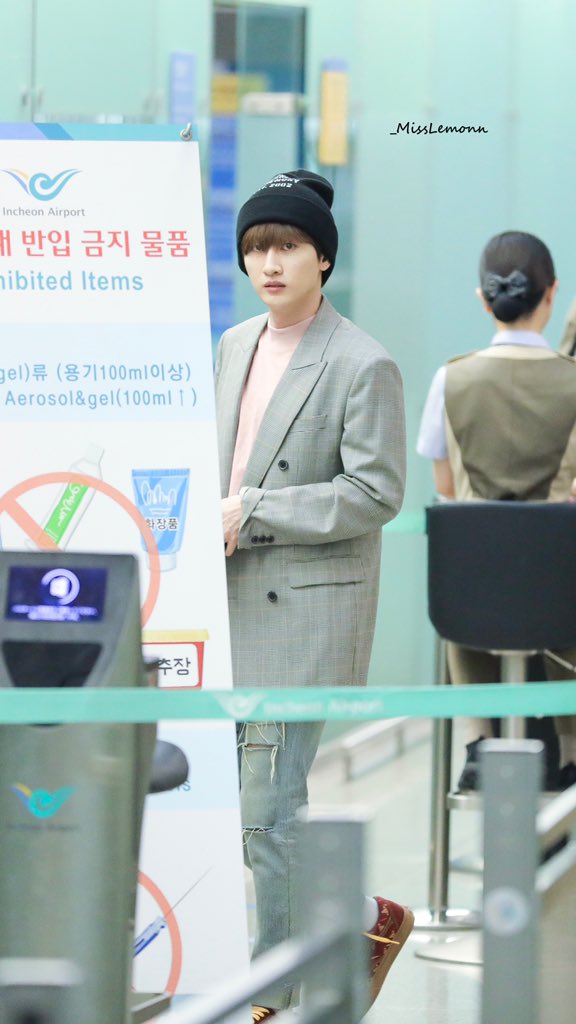 _MissLemonn's tweet photo. 1️⃣👀👉🏻2️⃣👀👉🏻3️⃣🌜👉🏻4️⃣💙
Sosososo cute～

 #은혁 #Eunhyuk https://t.co/BoomJpLIDj