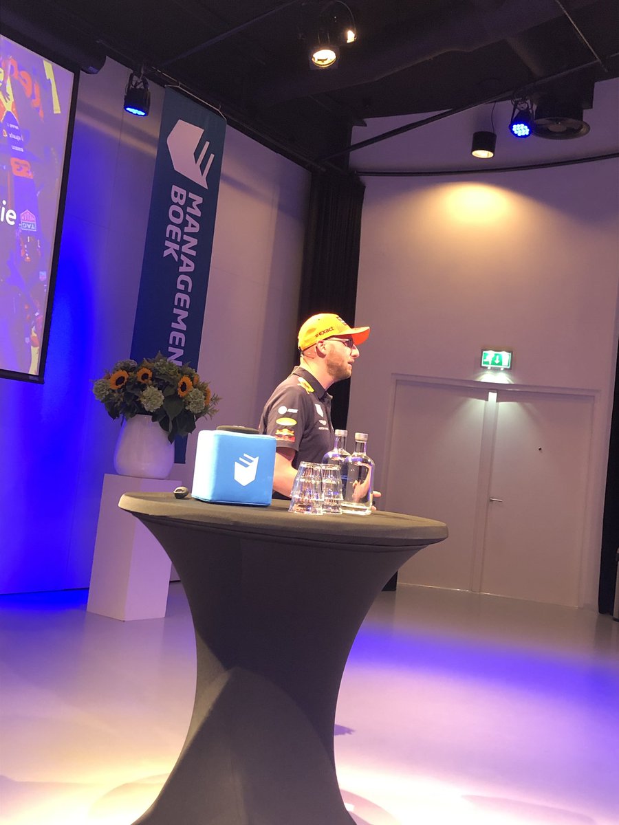 MgtboekEvents's tweet photo. En we zijn begonnen! @kajurria opent het avondseminar ‘Formule X - Versnel je organisatie’ #formulex https://t.co/wivrWtkhDl