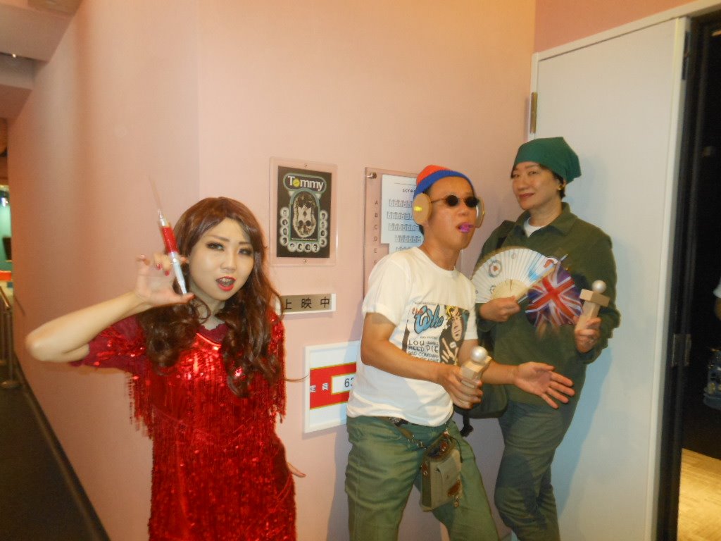 raincity3's tweet photo. ＜私とケン・ラッセル　69＞＊応援上映レポート・１”30日20時よりアップリンク吉祥寺で「Ｔommy」応援上映がありました。ケンの新たな晴れ舞台、私もかけつけました。最高でした！　ご許可を得まして、今後、写真をアップしていきます。アシッドクイーンさん、トミー信者さん、トミーのお母さんです。 https://t.co/oVFHp3BC1G