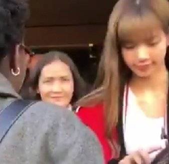 lalisoloist_era's tweet image. Behind every successful woman is a supportive and proud mom 🥰 @ygofficialblink