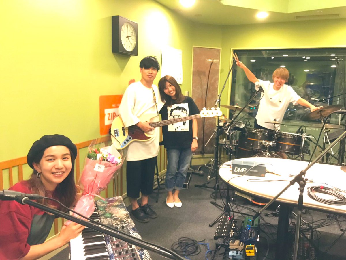 Qaijff's tweet photo. #3toptune 2年半という長い間本当に有難うございました🙌
ペラP、ナルD、ファン谷、ビッキー、パナちゃんに支えられ、とても楽しく番組をやらせていただきました🌸

ジッピー、クアイフィー有難う‼️
じゃあ、またね✌️🎶

#クアイフ #zipfm
2019/09/30/月 | 25:00-25:30 https://t.co/V9STaCXAI1 https://t.co/Zsm2FJuXC0
