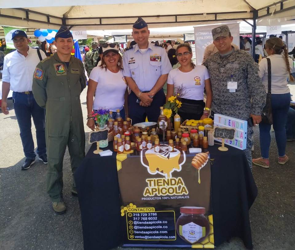 FuerzaAereaCol's tweet photo. #Destacado | @FuerzaAereaCol acompaña junto a entidades públicas y privadas, los proyectos de la comunidad en la 'Primera Rueda de Negocios y Muestra Comercial de Emprendedores Comunitarios, Centro Valle 2019' en Buga #CACOM7

➡️https://t.co/pcrNJEmXPi
#100AñosProtegiendoLaNación https://t.co/f0O6VdpPTd