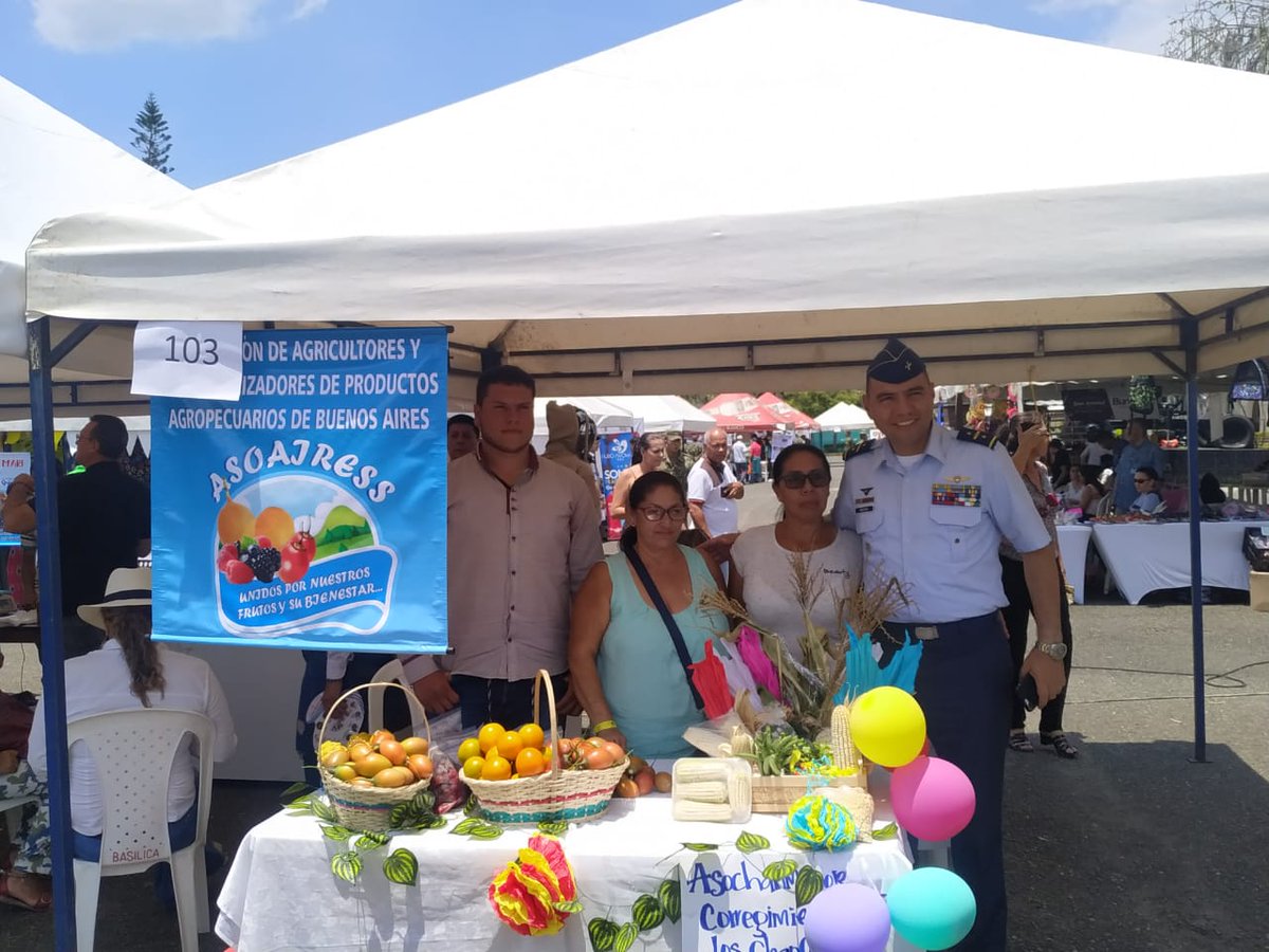 FuerzaAereaCol's tweet photo. #Destacado | @FuerzaAereaCol acompaña junto a entidades públicas y privadas, los proyectos de la comunidad en la 'Primera Rueda de Negocios y Muestra Comercial de Emprendedores Comunitarios, Centro Valle 2019' en Buga #CACOM7

➡️https://t.co/pcrNJEmXPi
#100AñosProtegiendoLaNación https://t.co/f0O6VdpPTd