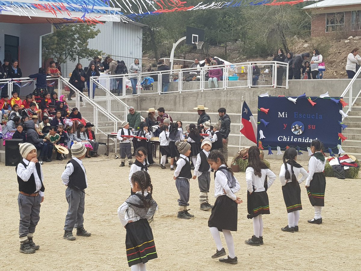 DAEMLosAndes's tweet photo. DESTACADO

Escuela Río Blanco despide el mes de la patria con su tradicional fiesta "Mi escuela y su chilenidad" instancia en que los bailes típicos y la música folclórica forma parte fundamental del aprendizaje de nuestras raíces

#DAEMLosAndes
#EducaciónLosAndes https://t.co/j37E9TOdjz
