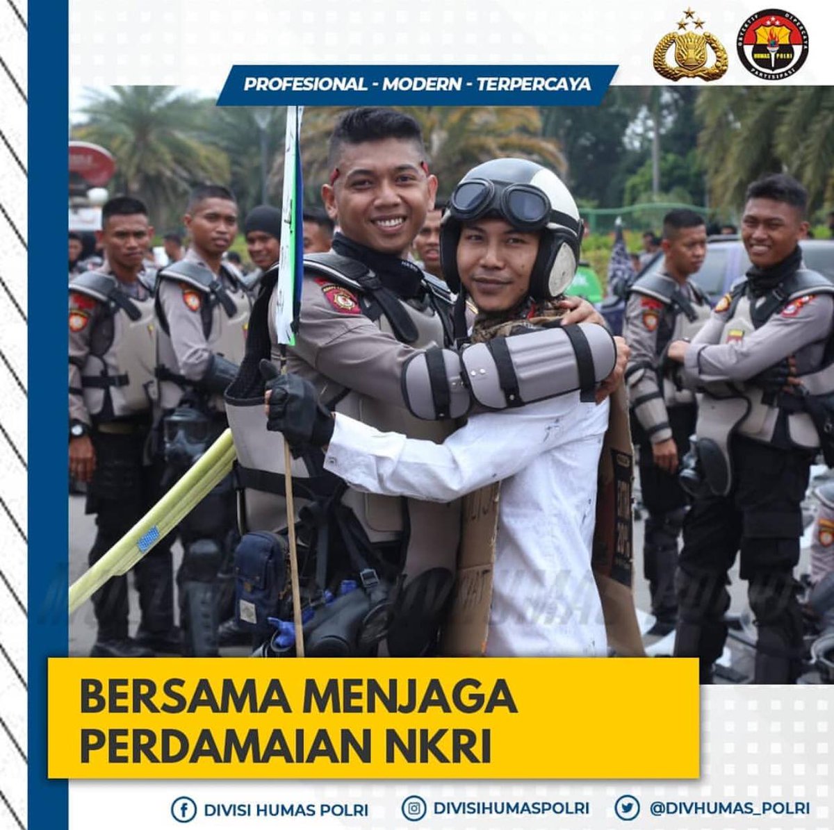 rg_rky's tweet photo. Bersama menjaga perdamaian NKRI
- Polri Promoter -
Potret kebersamaan dalam aksi damai anggota Polri dengan masyarakat pengunjuk rasa di sekitar Monas, Jakarta Pusat.
#polripromoter #PolriHumanis #bidhumaspoldaaceh
#humaspolresacehsingkil
#polresacehsingkil
@multimedia.humaspolri https://t.co/bq8doR67GJ