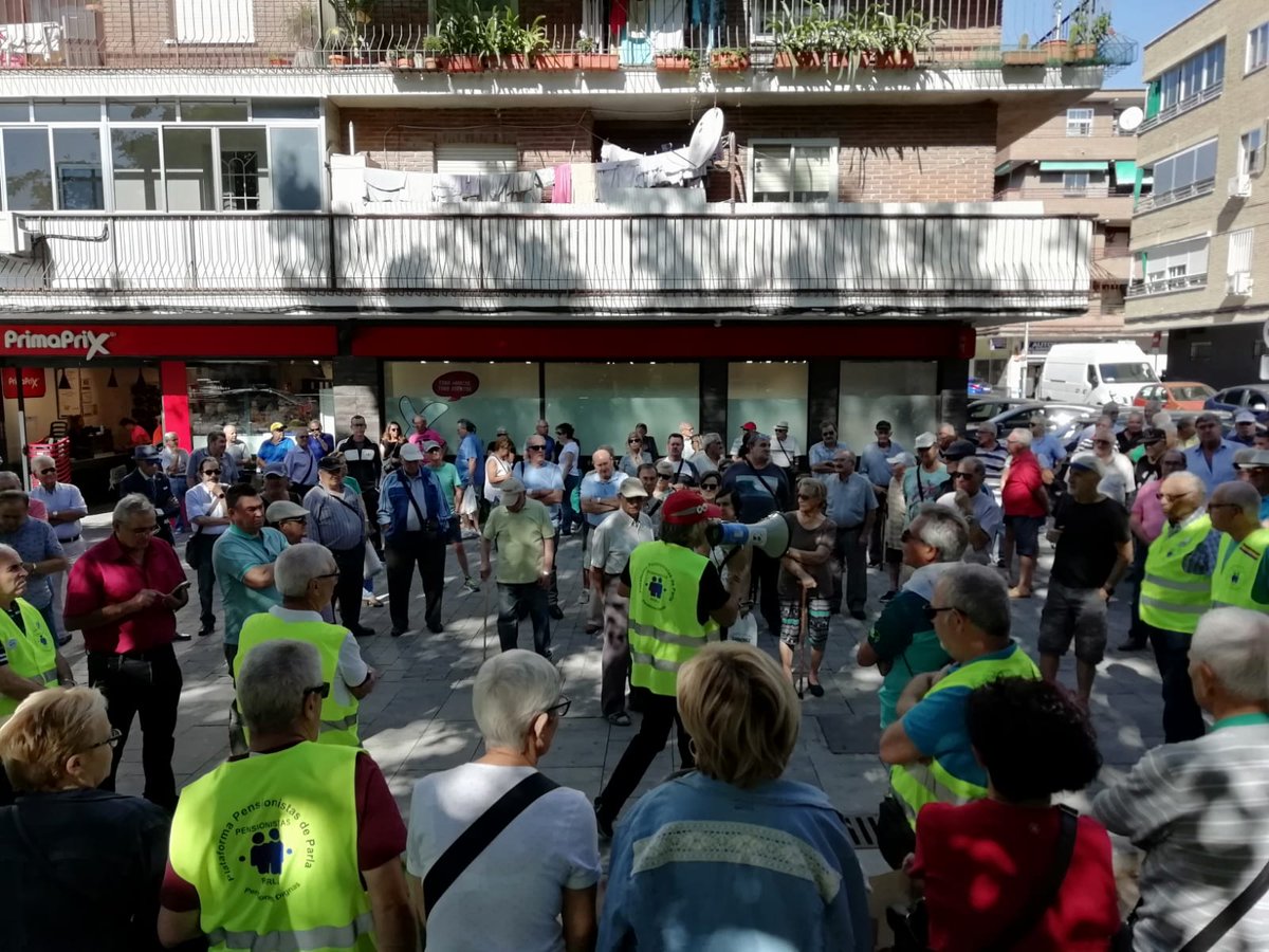 Un #LunesAlSol ☀️ más en Parla con una gran cantidad de vecinos y vecinas. No olvidéis que el próximo día 5 de octubre a las 11:30h, salimos en manifestación desde el Bulevar Sur 👥👥👥
#PensionesDignas