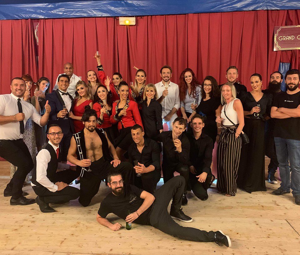 Notre inauguration officielle a lieu ce soir ! 🎩
Partenaires, clients, amis, nous sommes heureux de vous présenter notre nouvelle création, marquant l'acte IV du "Cabaret-Cirque"

#lyon #dinerspectacle #feerie

Avec le soutien de <a href="/RFMLyon/">RFM Rhône-Alpes</a> et du <a href="/CreditMutuel/">Crédit Mutuel</a>