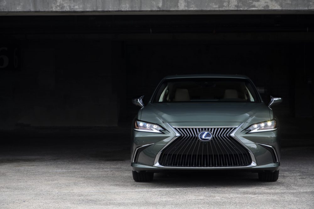 preston_lexus's tweet photo. Offered exclusively as a self-charging hybrid model, the All New Lexus ES proudly exhibits a brave new look, shatters preconceptions about executive saloons. #BraveDesign https://t.co/ftbaYKrGWL