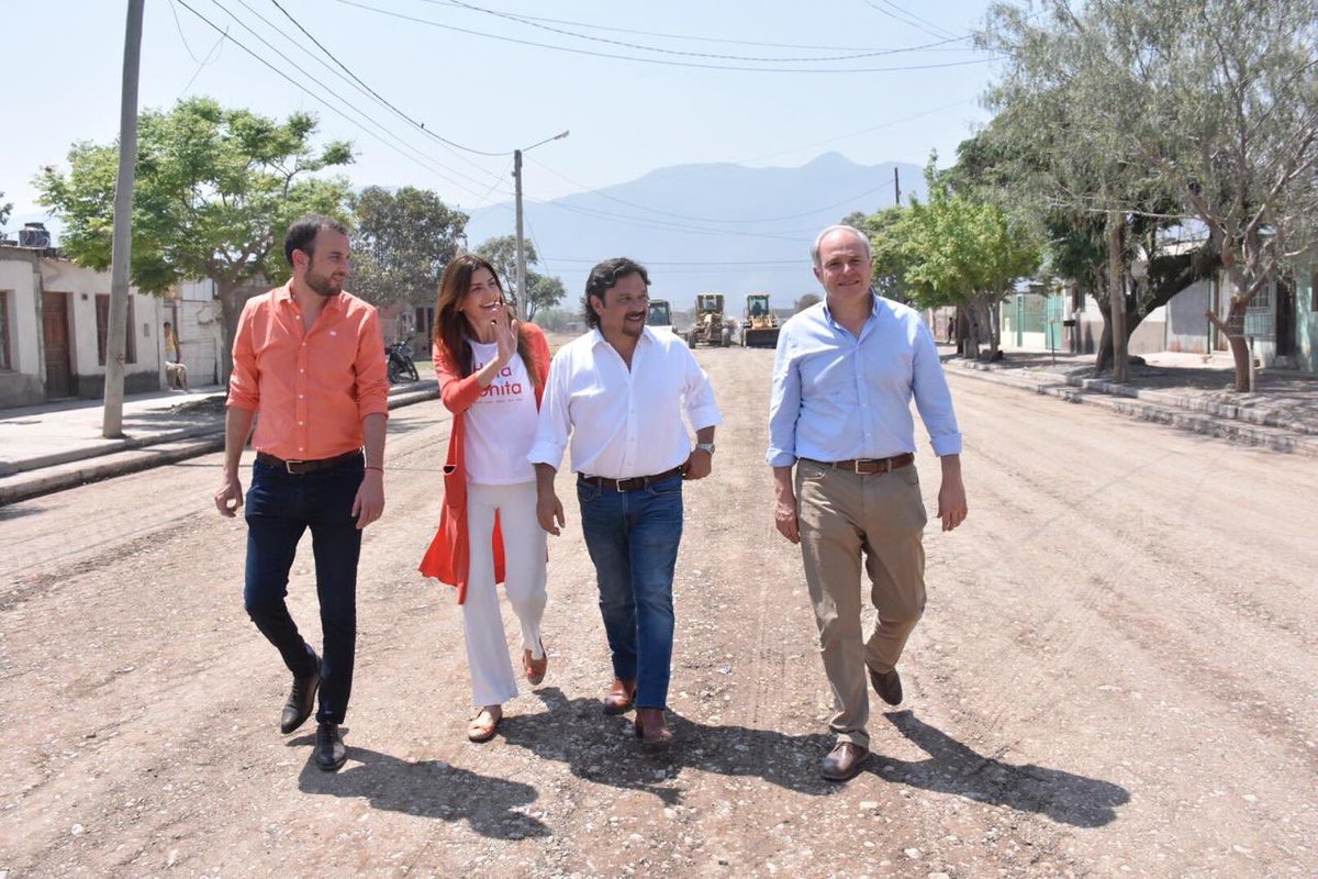PrensaGSaenz's tweet photo. Sáenz supervisó los trabajos de pavimentación de zona sudeste https://t.co/KcI41BgWmb https://t.co/tES0WRV6GX