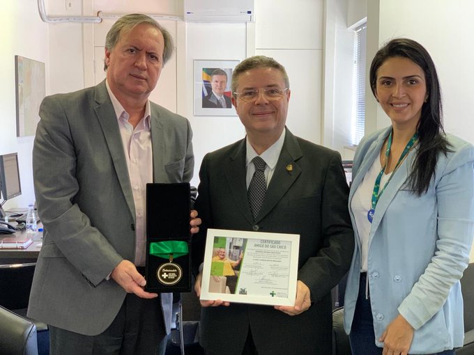 Agrade&ccedil;o a gentileza da homenagem em reconhecimento pelo que temos feito em prol do Hospital S&atilde;o Francisco