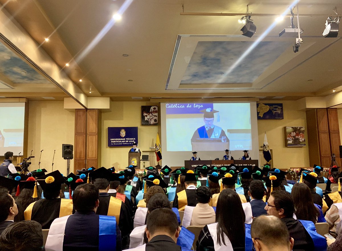 utpl's tweet photo. Interviene rector subrogante @acostaide ante la presencia de nuestra comunidad universitaria, autoridades civiles, provinciales y militares. 

🔴#UTPLenVivo > https://t.co/QOyP9FMbtm https://t.co/zfhXazSJ52