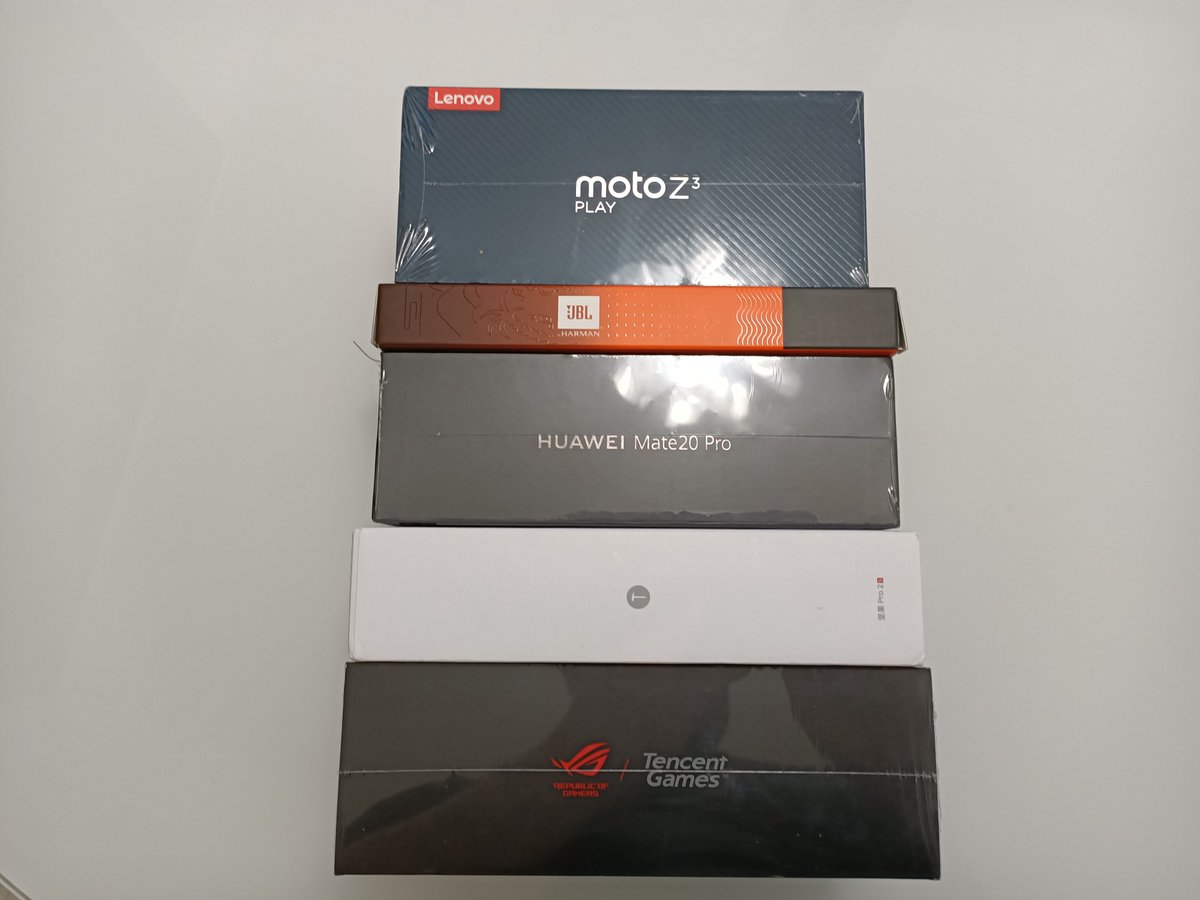 VoloKin_Project's tweet photo. A few unboxings incoming.
#volokinproject #unboxing #ROGPhone2 #mate20pro #smartisanpro2s #smartisan #jbl #motoz3play #motomod #asus #Huawei https://t.co/4zguGfMkjS