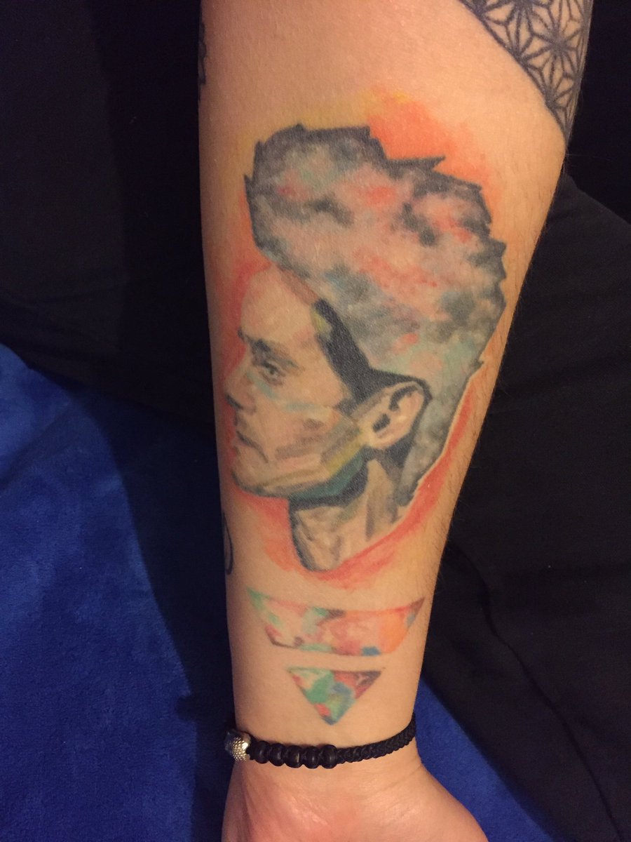 arsy90's tweet photo. @JaredLeto My tattoo of you 💜🖤🖤🖤🖤🖤 https://t.co/ii0RL7as4W