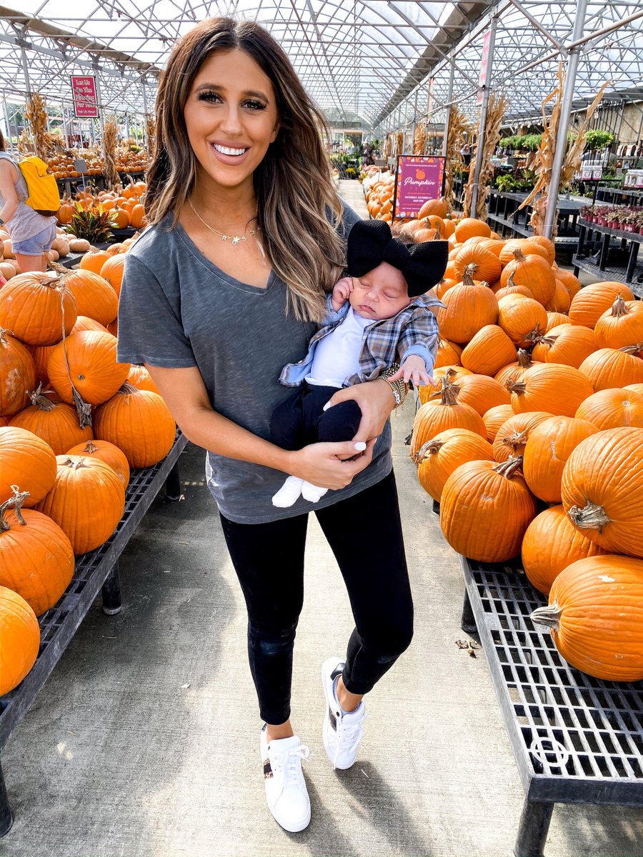 DedeRaad's tweet photo. Put baby girl in her first flannel for the season (from the boys section at Walmart🤦🏽‍♀️🍂) &amp; took her to her first pumpkin nursery. Also, sharing top 5 baby products on my blog! #ad #Walmartbaby 

Flannel: https://t.co/RYOBJFa7dl
Blog: https://t.co/N5ZQvURHqd https://t.co/CdaBVJDczN