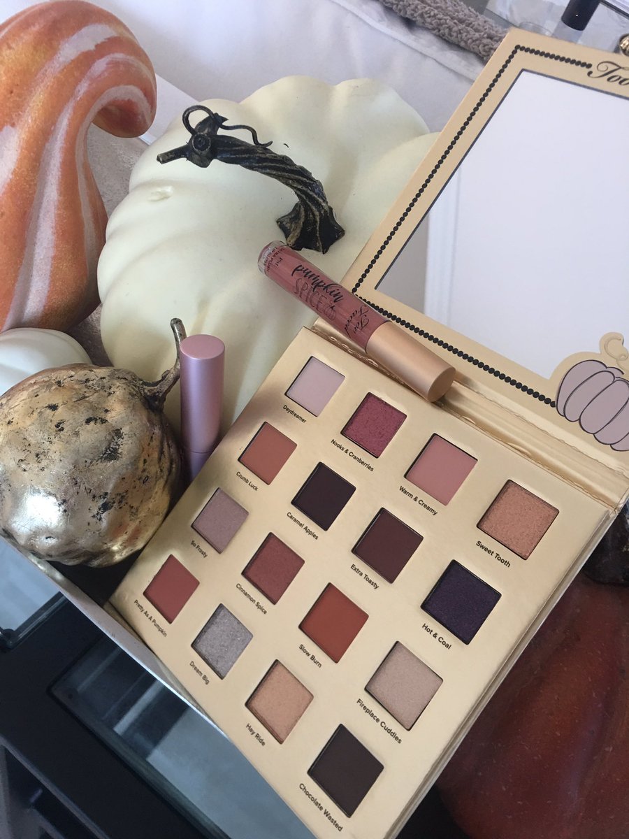 AmyMorrisonHSN's tweet photo. Big surprise from @TooFaced cosmetics in celebration of National Pumpkin 🎃 Spice day!  We have an exclusive kit that launches with me tonight at 11:59 on @HSN!
These colors are GORGEOUS! https://t.co/JUZESPtUC0