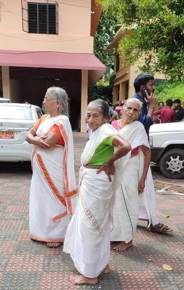 anilp68's tweet photo. ജാനകിയമ്മ(96) കമലാക്ഷിയമ്മ(94) രാധയമ്മ(78) കെ.സുരേന്ദ്രന് കോന്നിയിൽ കെട്ടിവെക്കാനുള്ള കാശ് നൽകിയ അമ്മമാർ.🙏🏻🙏🏻🙏🏻🙏🏻🙏🏻
#VoteForKS 
#VoteForNDA
#VoteForNaMo https://t.co/JPauecwguh