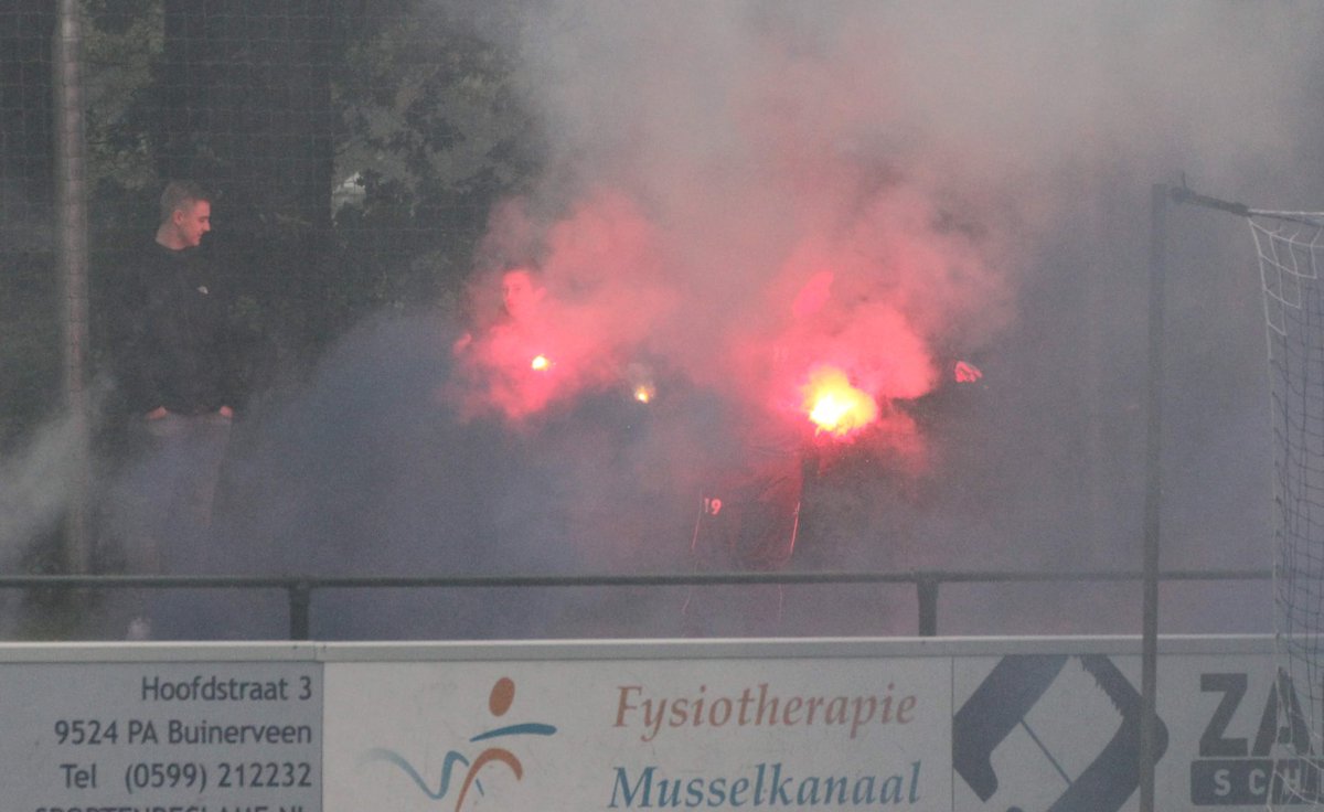 R_91__'s tweet photo. Opkomst #Kanaalstreek derby afgelopen zondag @SCStadskanaal vs. @vvnieuwbuinen 1-0 💙💥#Stadskanaal #nieuwbuinen #tweenul @Amateur_Noord @FCKanaalstreek 1 van 2 https://t.co/lOr3QCv7cZ