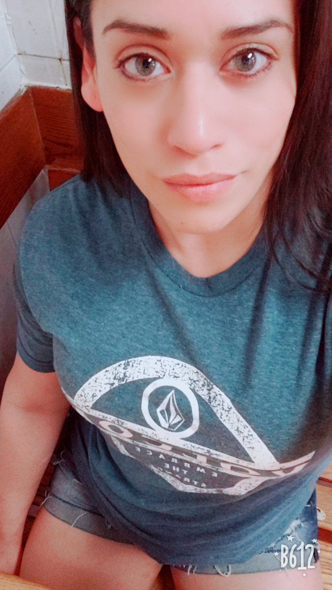 AngelPeralez1's tweet image. About to eat tacos😊#MondayMood