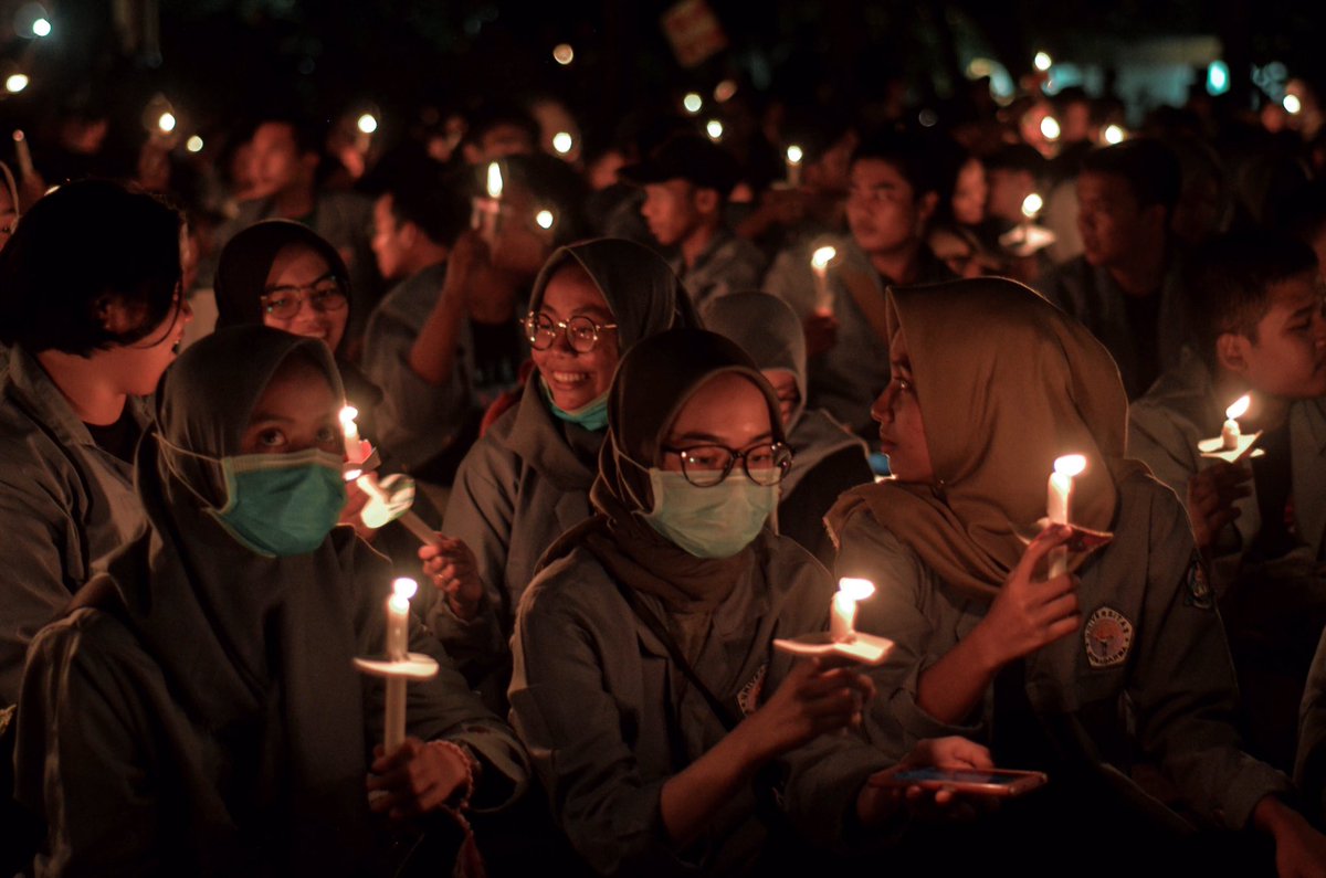 aulwow's tweet photo. 30 September 2019. Universitas Gunadarma mengadakan “AKSI DAMAI SOLIDARITAS” Ribuan lilin untuk mereka yang gugur atas nama keadilan. Berdoa bersama untuk Randi dan M.Yusuf dari Universitas Halu Oleo yang telah meninggal memperjuangkan keadilan. #SetorFotoMalam @piokharisma https://t.co/AMShVS95Px